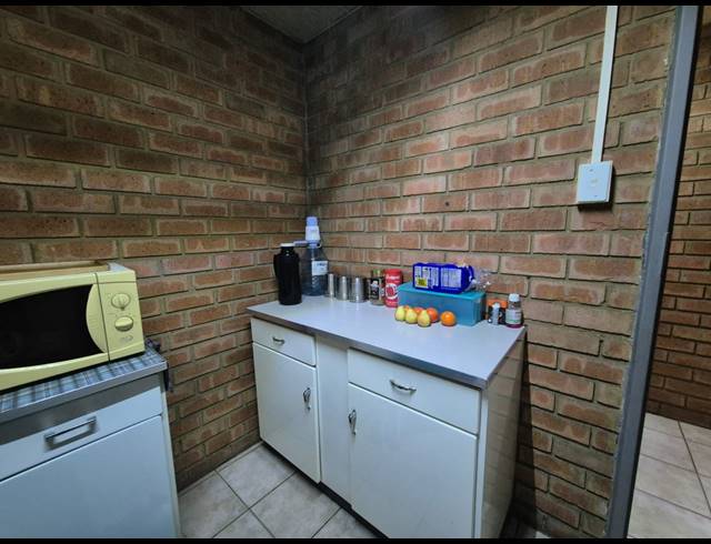 136M² OFFICE FOR SALE IN VANDERBIJLPARK CE 6